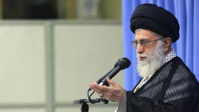 Верховный лидер Ирана аятолла Али Хаменеи беседует с священнослужителями в своем классе исламских мыслей в Тегеране (26 сентября 2016 года)