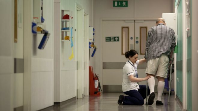 Медсестра ухаживает за пациентом в больнице