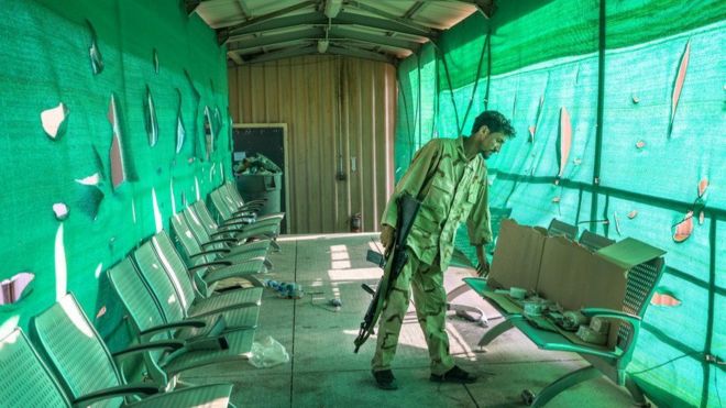 ဘာဂရမ် လေတပ်စခန်းကနေ အမေရိကန်တပ်တွေ ထွက်ခွာသွားပြီးနောက် ကျန်ခဲ့တဲ့ပစ္စည်းတွေကို အာဖဂန် စစ်သားတစ်ယောက် လိုက်လံ စစ်ဆေးနေ