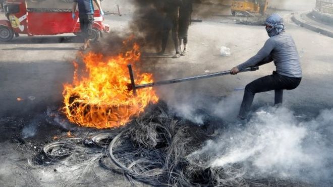 Iraqi protesters burn tyres in Baghdad. Photo: 3 November 2019