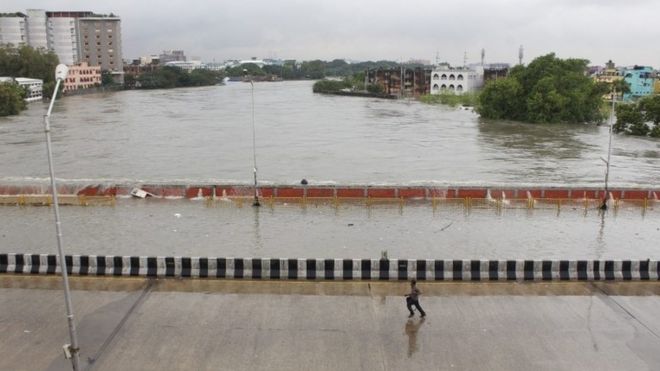 Мост затоплен в паводковых водах в Ченнаи, Индия, 2 декабря 2015 года.