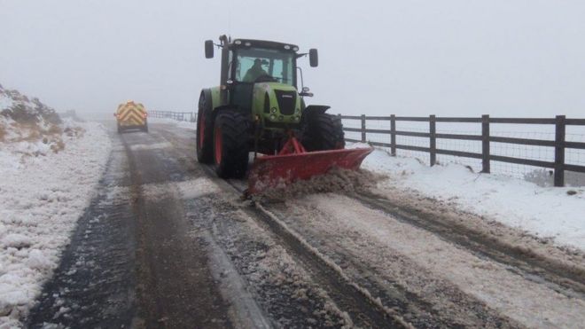 Rhondda Cynon Taf работники совета убирают снег с дороги