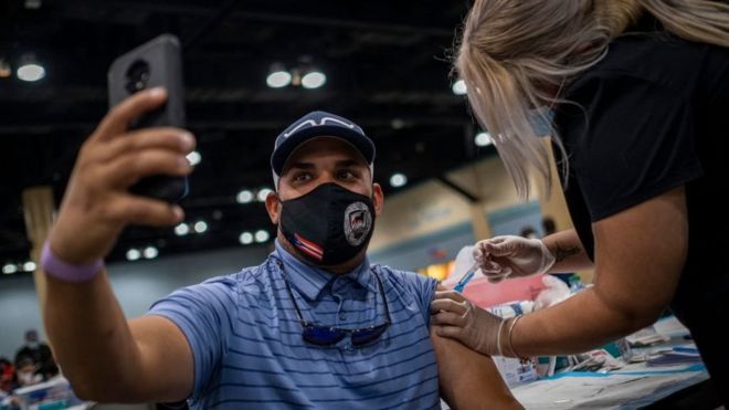 Un hombre recibe la vacuna de la covid-19 en Puerto Rico