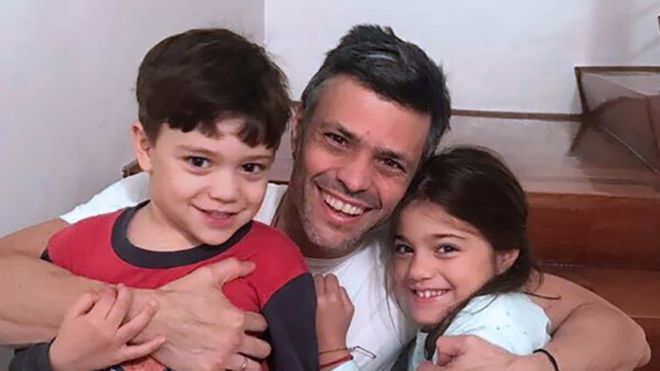 Лидер венесуэльской оппозиции Леопольдо Лопес обнимает своих детей в своем доме в Каракасе после освобождения из тюрьмы (08 июля 2017 года)
