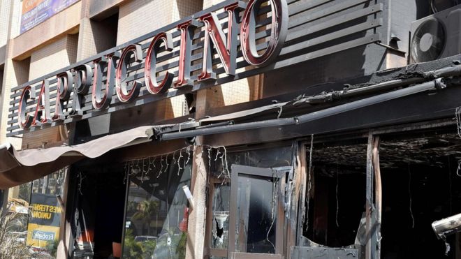 Разбитое кафе «Капучино» в Буркина-Фасо