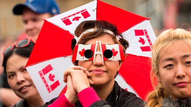 கனடா மூக்கு கண்ணாடி அணிந்த பெண்ணொருவர்