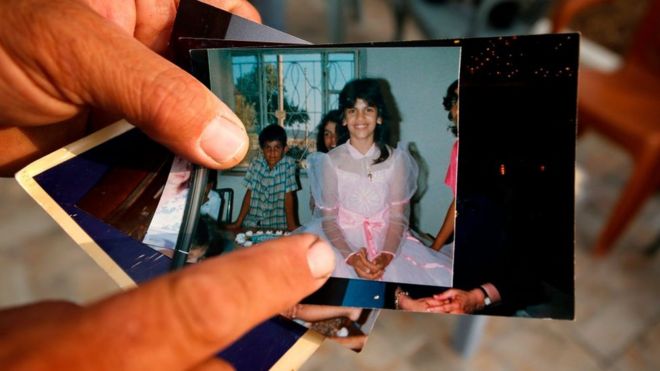 Дядя миссис Тлейб, которая живет на Западном берегу, показывает фотографию своей племянницы в ее юности