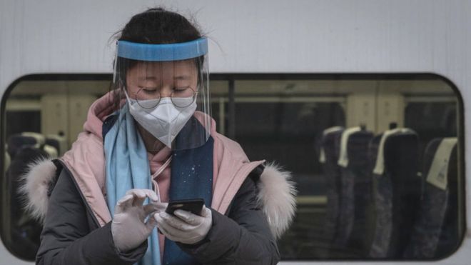 Una pasajera de tren espera en el andén de la estación de Hankou, en Wuhan