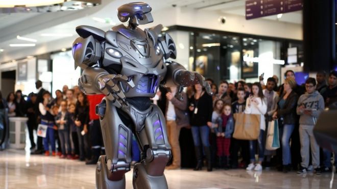 Titan, робот, созданный Cyberstein Robots Ltd., выступает во время рекламной акции в торговом центре Qwartz в Вильнёв-ла-Гарен, недалеко от Парижа