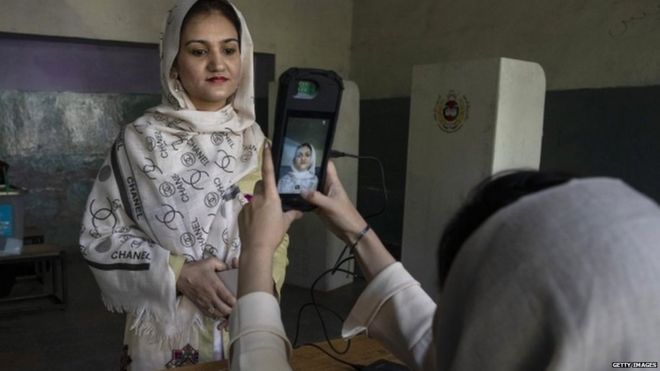 अफ़ग़ानिस्तान में वोट डालने पहुंची एक महिला