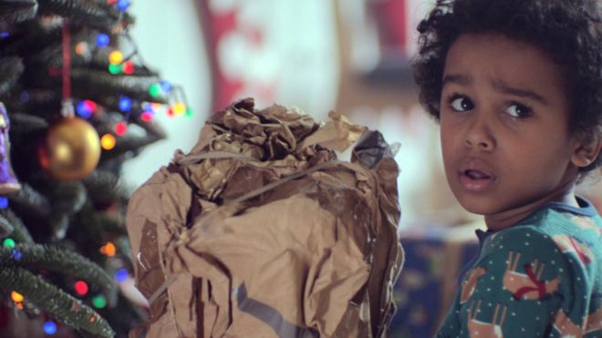 фото из рождественской рекламы Джона Льюиса с изображением маленького мальчика