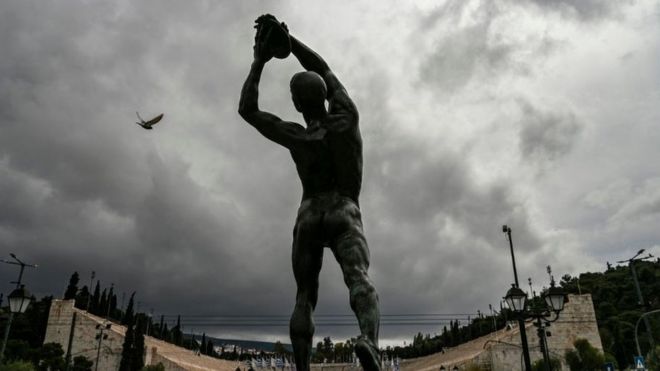 تمثال لرامي القرص أمام مدرج أثينا الباناثيني أو كاليمارمارو ، حيث بدأت الألعاب الأولمبية الحديثة الأولى، في أثينا