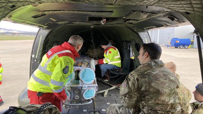 Вертолеты RAF Puma поддерживают Шотландскую службу скорой помощи