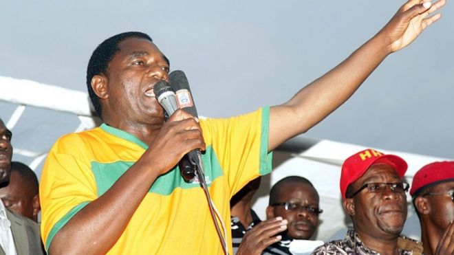 Хакаинде Хичилема, лидер главной оппозиционной Партии национального развития Замбии (UPND), обращается к сторонникам 18 января 2015 года на стадионе Woodlands в Лусаке в преддверии президентских выборов 20 января.