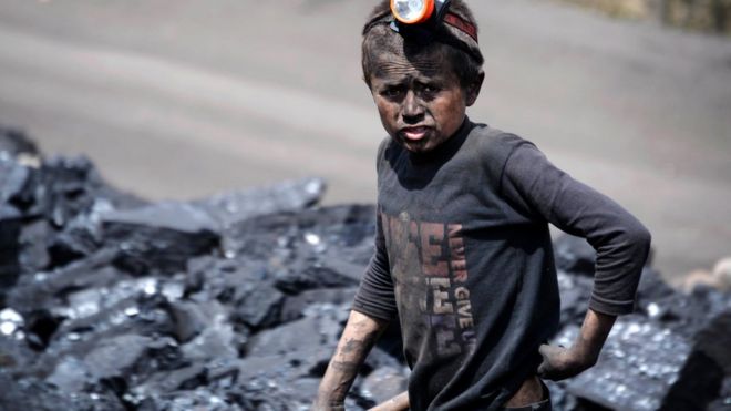 Афганский мальчик на угольной шахте