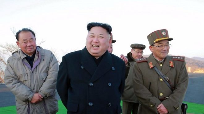 Северокорейские СМИ обнародовали кадры одновременного запуска четырех баллистических ракет, назвав его "впечатляющим успехом".