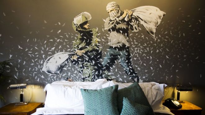 Una pintura dentro del Walled off Hotel en Cisjordania