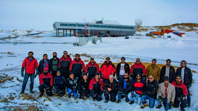Фото команды в Антарктиде