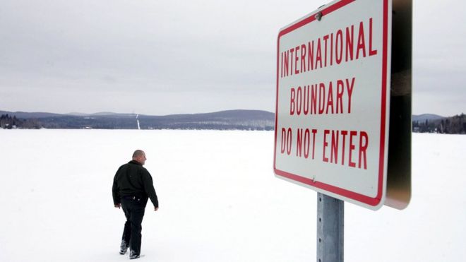 Cartel que señala el límite internacional entre Canadá y Estados Unidos.