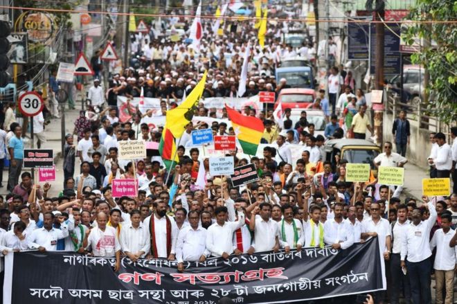 Активисты Ассама принимают участие в акции протеста против законопроекта, направленного на то, чтобы дать индуистским мигрантам больше прав.
