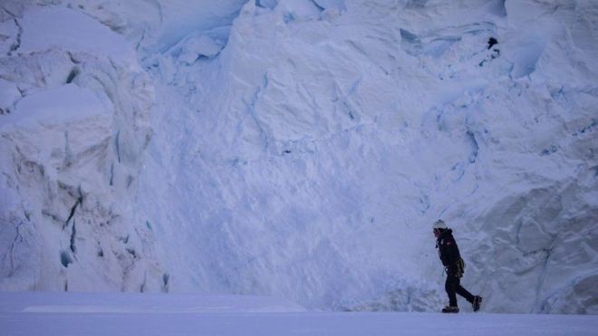 Una persona caminando en la Antártida