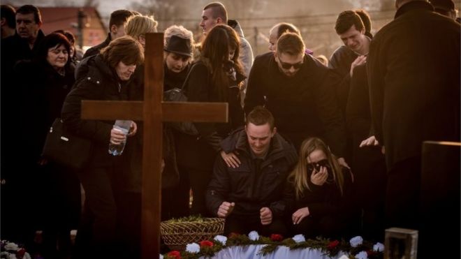 3 марта 2018 года родственники и друзья присутствуют на похоронах убитого словацкого журналиста-расследователя Яна Кучака в Штьявнике, Словакия. Кучяк расследовал присутствие итальянской мафии в восточной Словакии. Черно-белая фотография в раздаточном виде, на которой изображен журналист Ян Кучяк