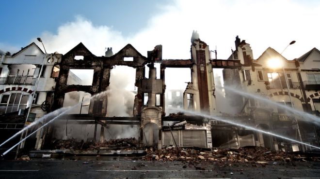 сгоревшие здания после беспорядков 2011 года Кройдон