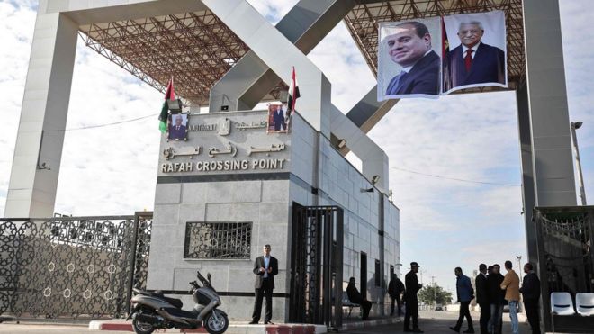 Портреты президента Египта Абдель Фаттах ас-Сиси и палестинского лидера Махмуда Аббаса висят на пограничном пункте Рафах с Египтом 1 ноября 2017 года