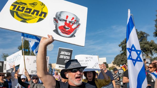 تظاهرة لأهالي الرهائن أمام الكنيست الإسرائيلي للمطالبة باستقالة نتنياهو.
