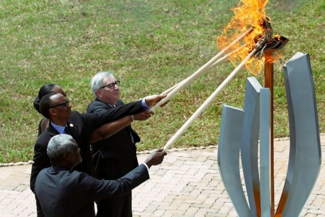 موسی فکی محمد، رئیس کمیسیون اتحادیه آفریقا، پل کاگامه، رئیس جمهور رواندا و همسرش و ژان کلود یونکر، رئیس کمیسیون اتحادیه اروپا مشعل یادبود نسل کشی را در محل برگزاری مراسم در کیگالی روشن کردند.