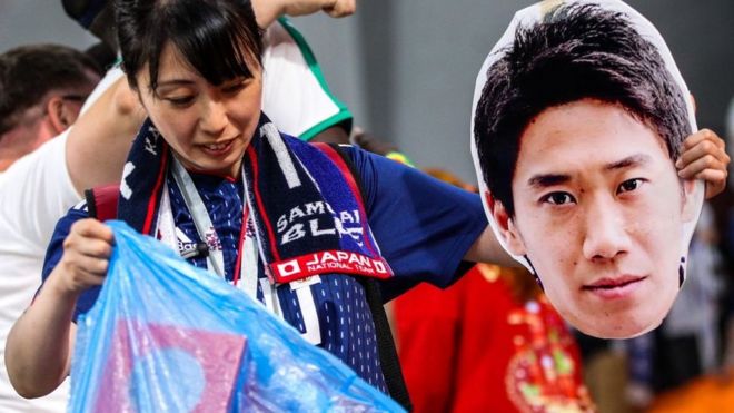 Aficionada japonesa de fútbol recoge basura de un estadio tras un partido entre Japón y Senegal durante el Mundial de Rusia el 24 de junio de 2018.