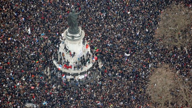 Люди, участвующие в митинге «Единство» Республиканской Марке на площади Республики в Париже 11 января 2015 года