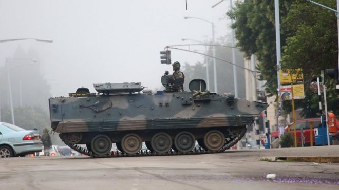 الجيش يسيطر على السلطة في زيمبابوي _98759405_hi043011667