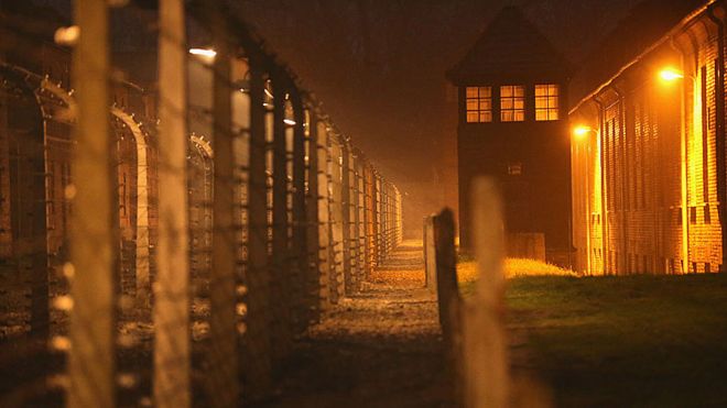 Cerca do perímetro do campo de extermínio de Auschwitz