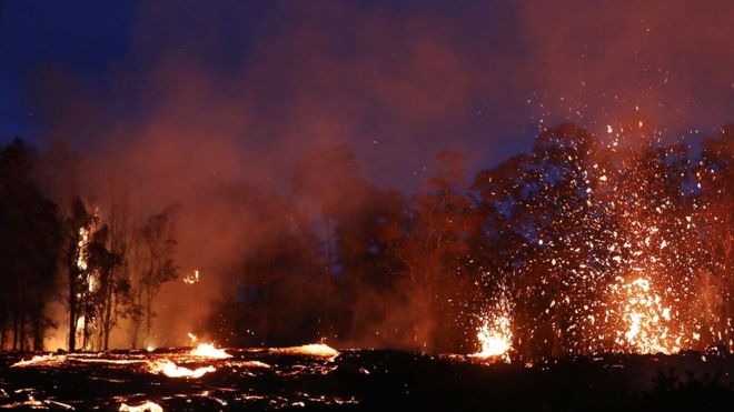 Лава извергается после извержения вулкана Килауэа на Большом острове Гавайев 17 мая 2018 года в Капохо, Гавайи