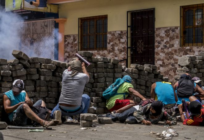 Люди в Масая стреляют самодельными минометами по одной из сотен баррикад, построенных в городе, чтобы не допустить проникновения правительственных сил. Фото с июня 2018 года