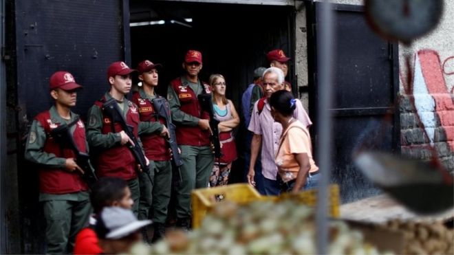 Национальная гвардия Венесуэлы стоит на страже во время специальной проверки венесуэльских солдат на муниципальном рынке в Каракасе, Венесуэла, 20 июня 2018 года.