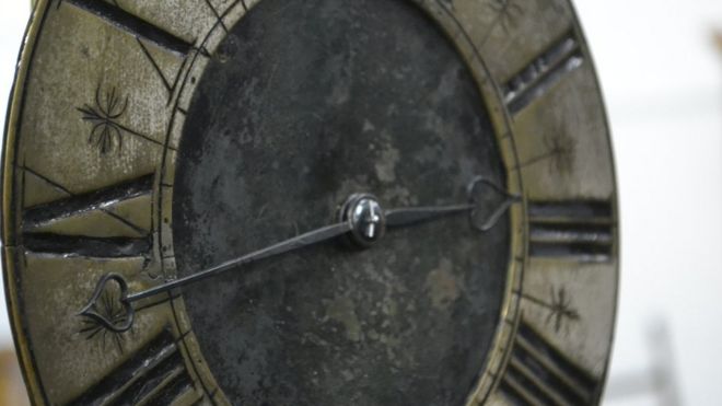 Типичные часы «Нормандия», привезенные на Гернси наставником мистера Блонделя Джин Поппельстон