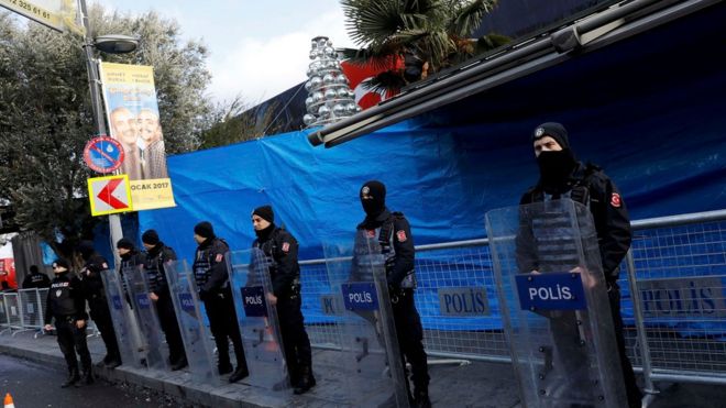 Турецкая полиция охраняет ночной клуб Reina возле Босфора, на который напал вооруженный человек, в Стамбуле, Турция, 1 января 2017 года