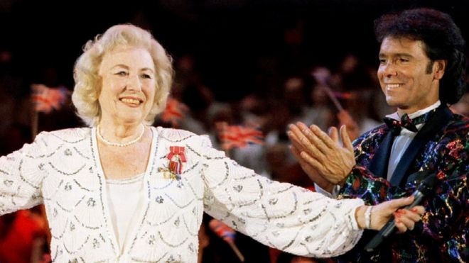 Дама Вера Линн получает аплодисменты публики и ее коллеги Клиффа Ричарда во время концерта в Гайд-парке в Лондоне, Великобритания 6 мая 1995 г.