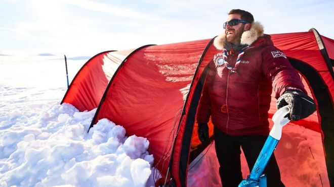 Джо Доэрти стоит возле своей палатки во время одной из тренировочных экспедиций