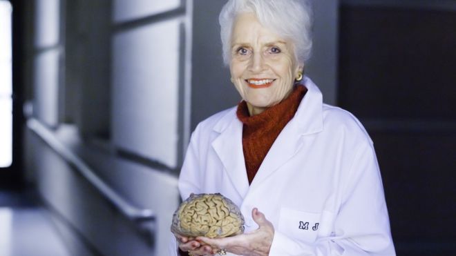 Marian Diamond con un cerebro en la mano