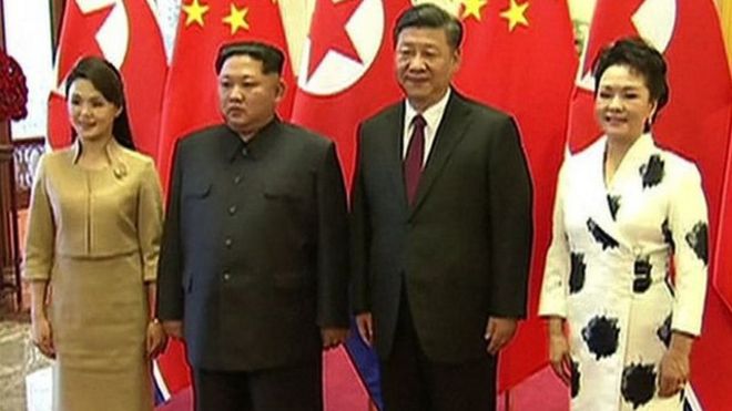 Kim Jong-un y Xi Jinping con sus respectivas esposas