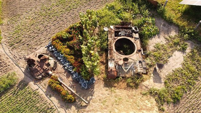 Уничтоженный танк в огороде