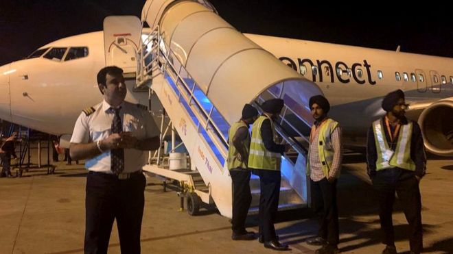 Наземный персонал стоит возле самолета Jet Airways Jet Konnect перед вылетом из Амритсара в Мумбаи, а затем в Дели. Полет выполнялся Jet Airways последним, прежде чем приостановить все рейсы