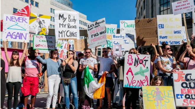 Протестующие прошли по многим европейским городам, пытаясь отменить строгие законы об абортах в Ирландии.