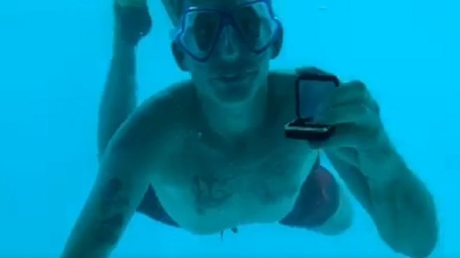 Steven Weber pidiendo matrimonio a su novia bajo el agua.