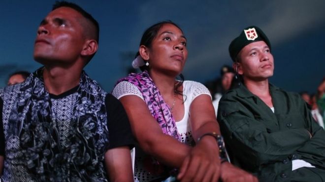 Мятежники Революционных вооруженных сил Колумбии (ФАРК) смотрят прямую трансляцию церемонии мирного соглашения во время пребывания в лагере ФАРК в отдаленных равнинах Яри, где 26 сентября 2016 года в Эль-Диаманте, Колумбия, было ратифицировано мирное соглашение ФАРК.
