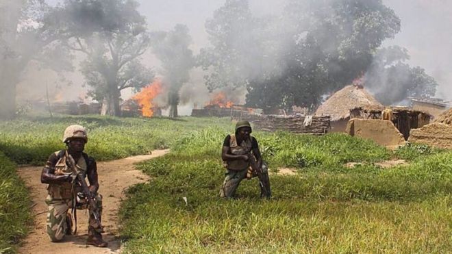 Солдаты 21-й бригады и армейские инженеры очищают лагеря исламской боевой группировки Боко Харам в Чуогори и Шантумари в штате Борно, Нигерия, 30 июля 2015 года