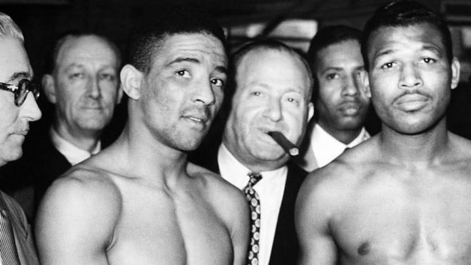 Боксер Рэндольф Терпин (слева) тренировался для боя за титул чемпиона мира с Шугар Рэй Робинсон в 1951 году